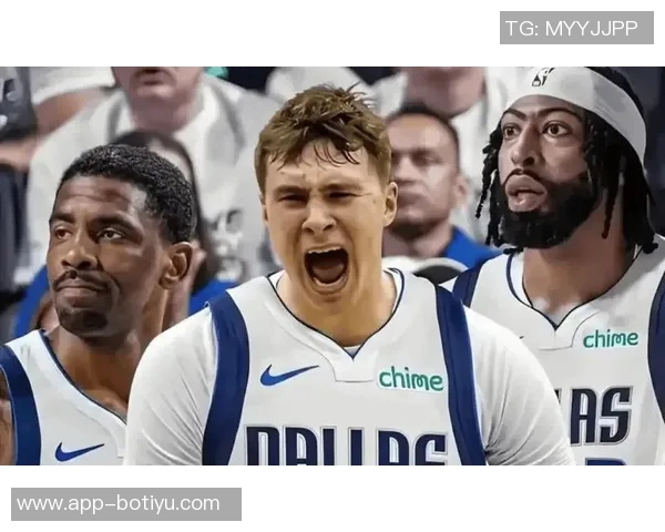 里斯三分球表现惊艳砍下12分助力球队逆转卫冕冠军更衣室庆祝热烈