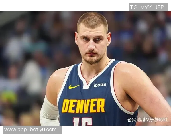 约基奇身着西装热情指导替补席皮克特频频点头展现默契配合